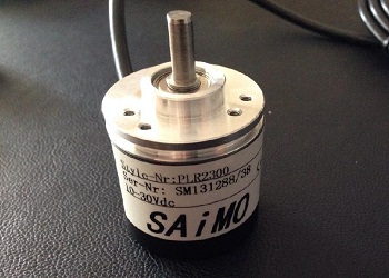 速度傳感器的加速工作原理，將加速度轉化成電壓輸出